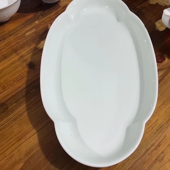 高白泥影青花瓣形鱼盘1个【微瑕尾货】