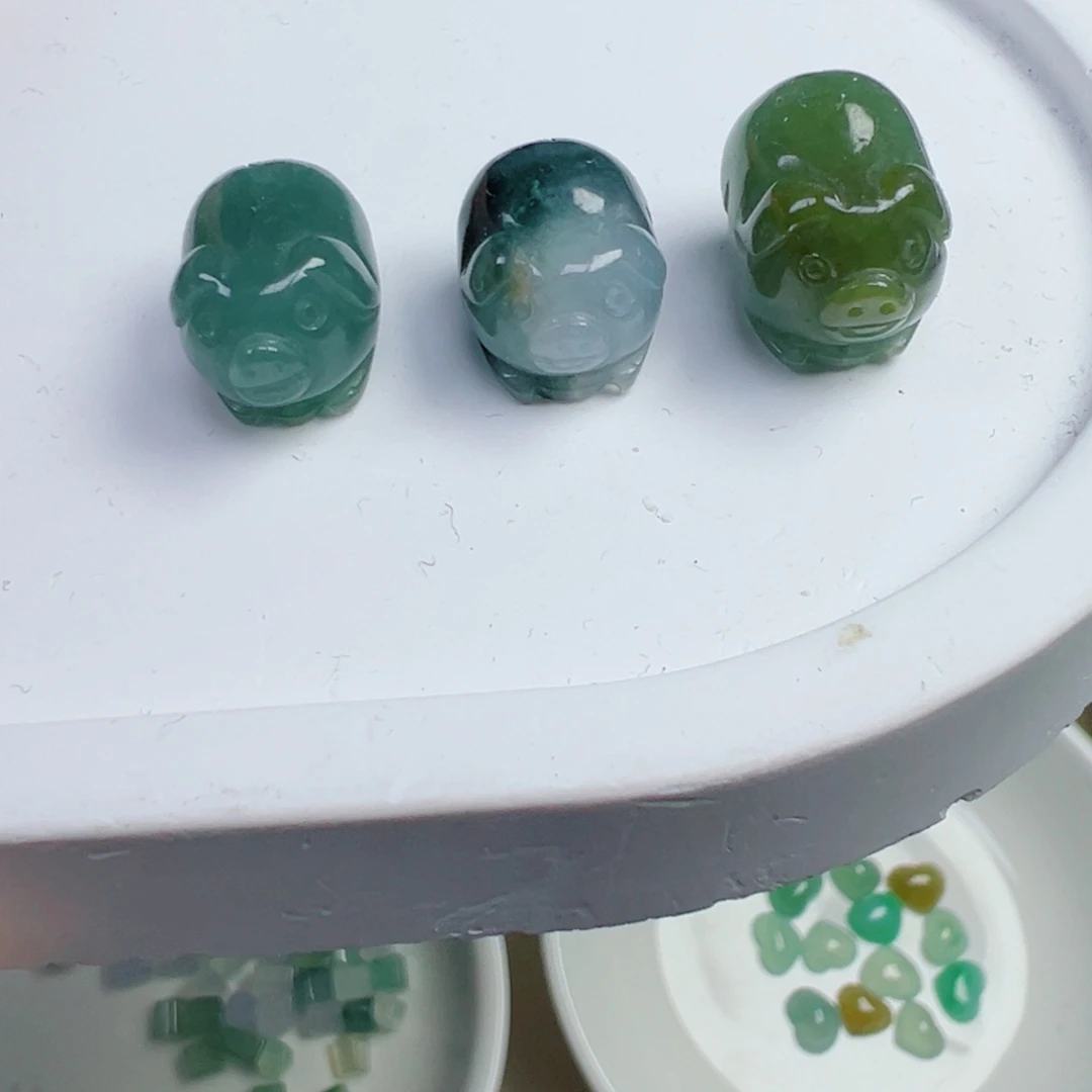 翡翠散珠大肥猪一只