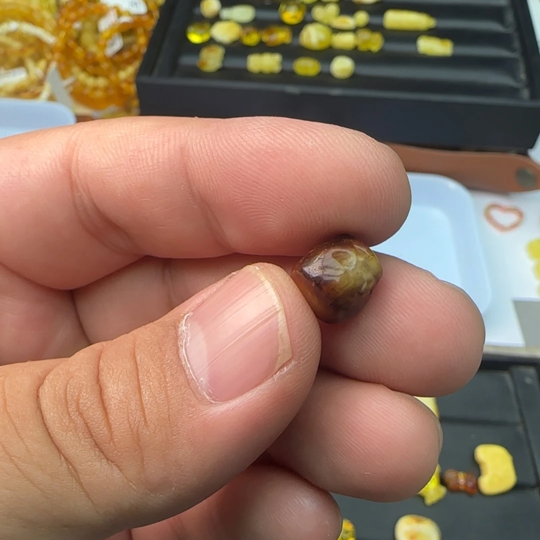 忽***道琥珀未镶嵌裸石0.65克微微瑕