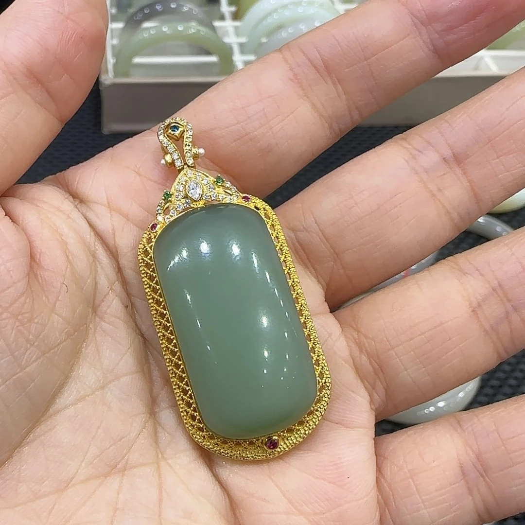 和田玉颈饰未镶嵌过**西