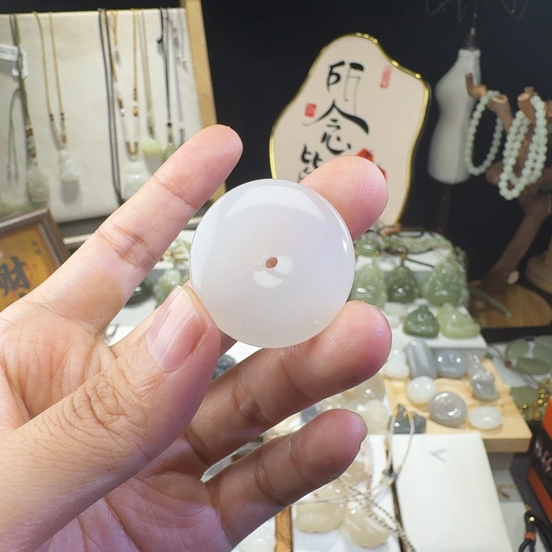 馆***馆颈饰未镶嵌和田玉