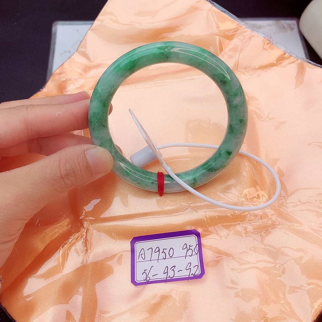 翡翠手镯未镶嵌翡翠