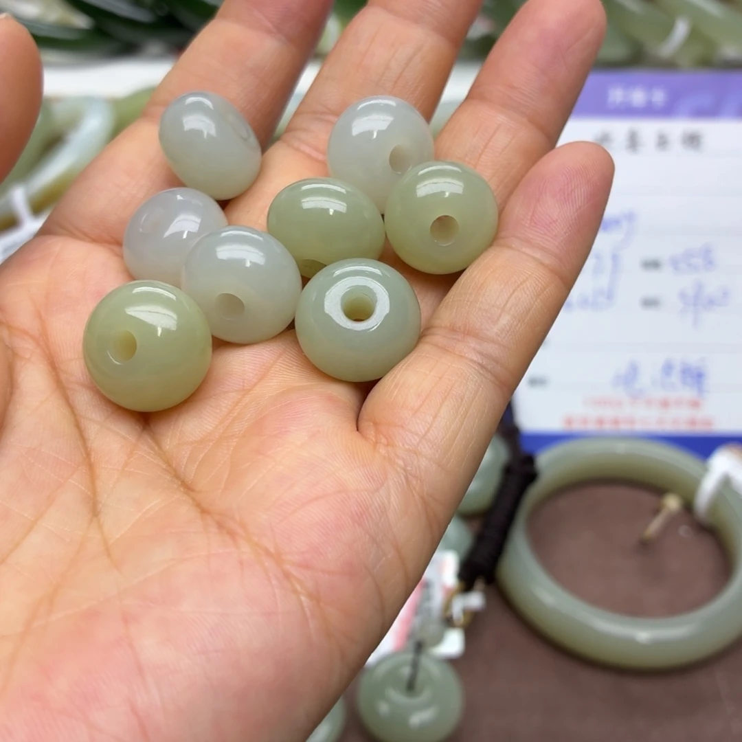 和田玉未镶嵌颈饰苹果珠