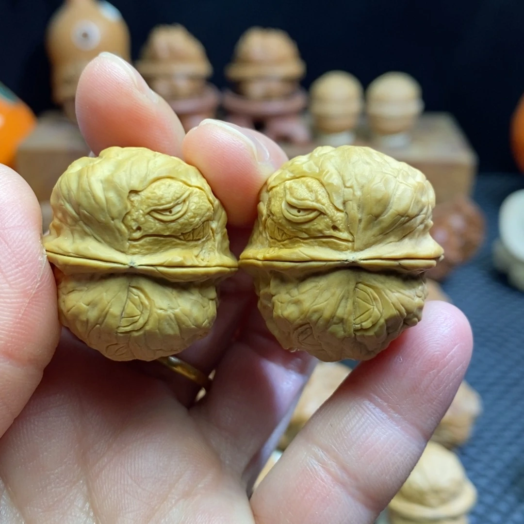 铁核桃雕刻锐变金蟾