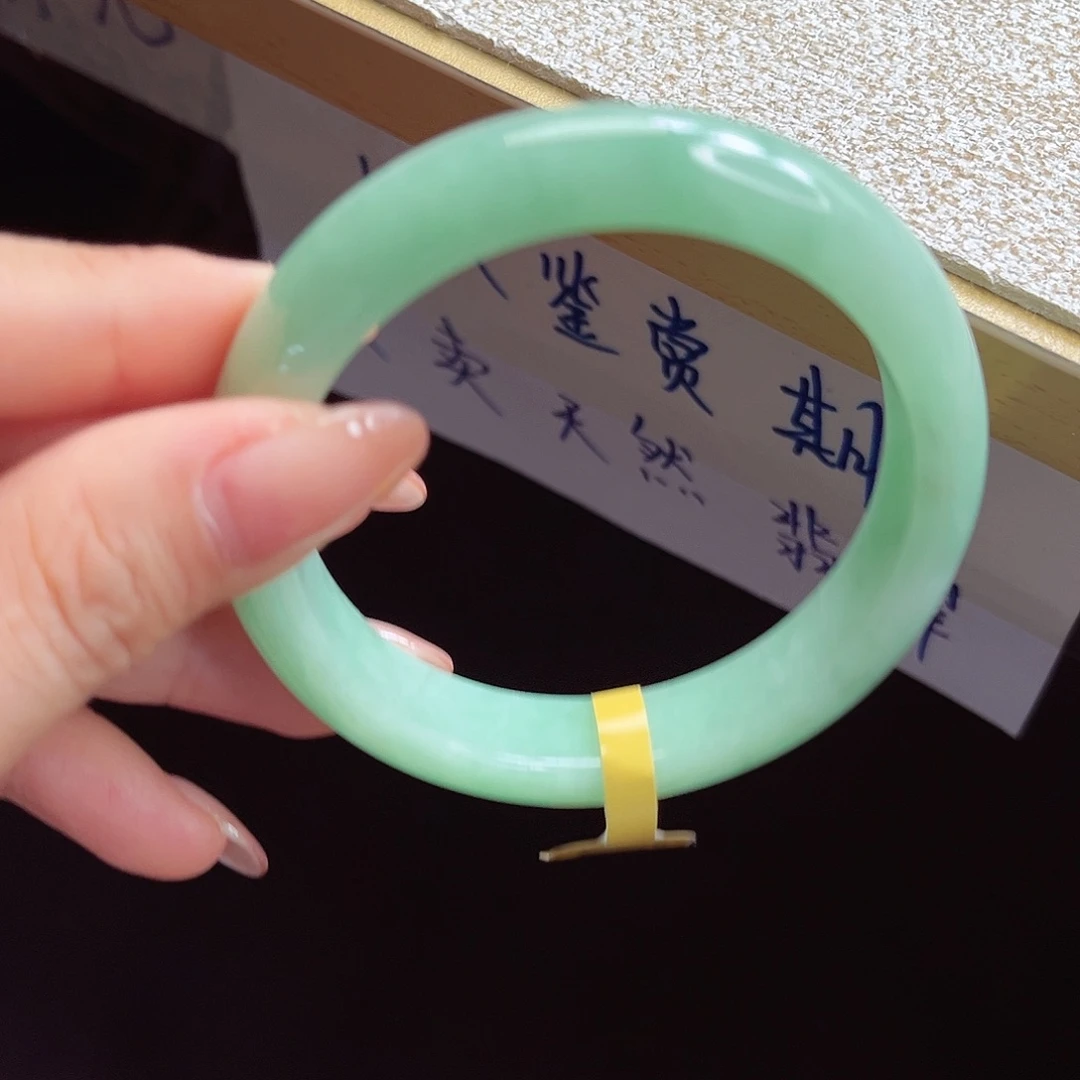 翡翠手镯未镶嵌手镯
