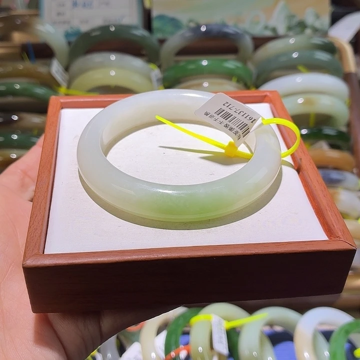 和田玉未镶嵌手镯23。 棉。 56