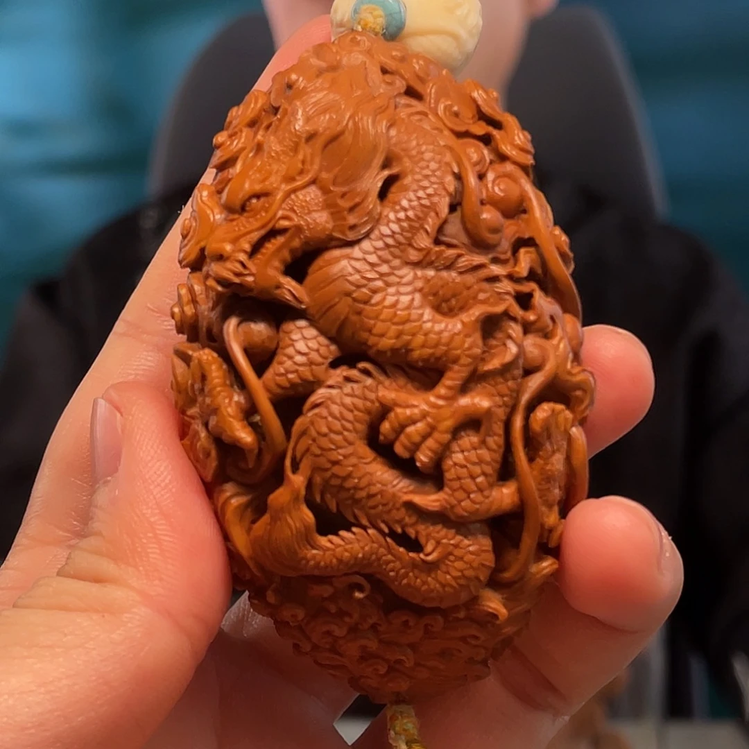 橄榄核动态镂空二龙戏珠核雕作品