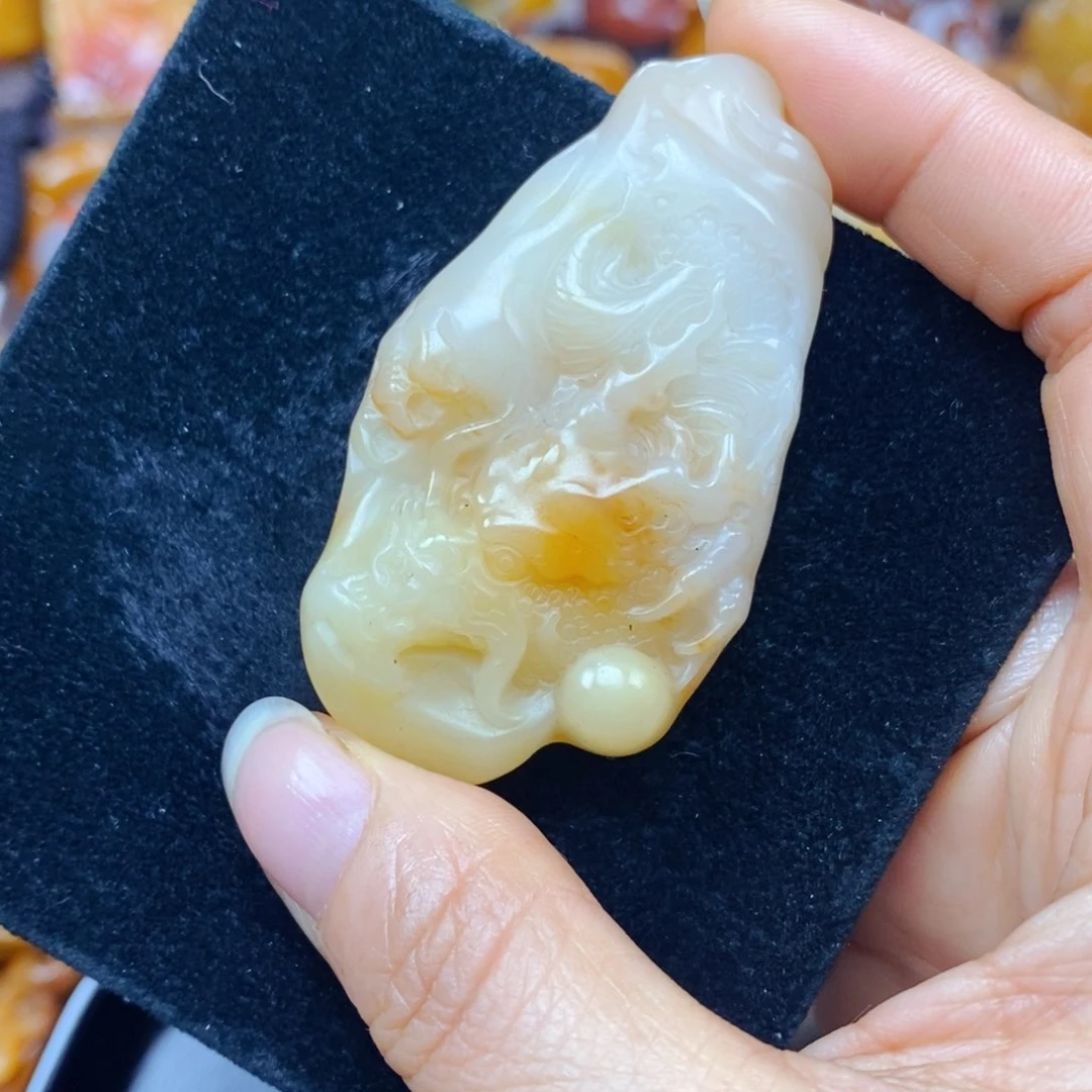 未镶嵌石英质玉（黄龙玉）颈饰