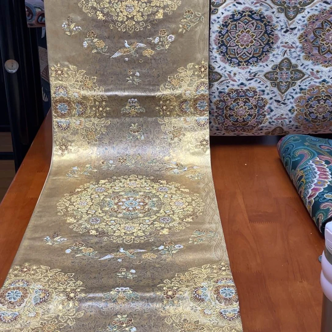 织绣居中彩金镜裹纹