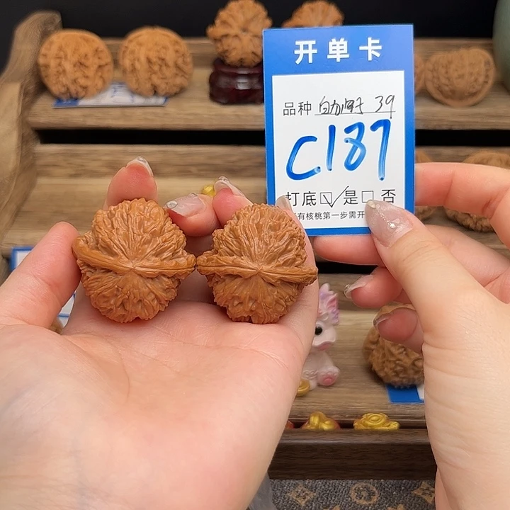 文玩核桃吊坠白狮子39