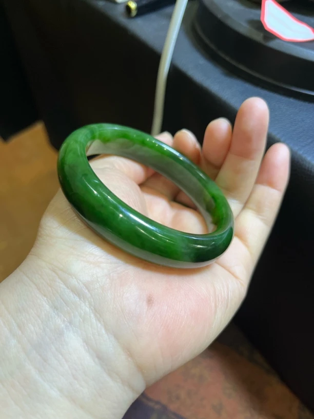 俄罗斯碧玉冰底辣阳绿手镯，色辣，底子润