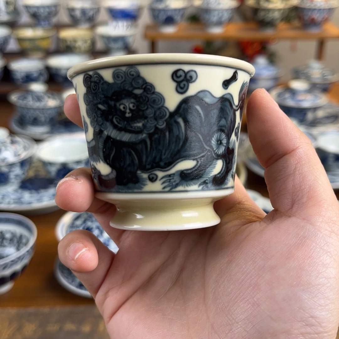 微瑕狮子戏绣球直口杯