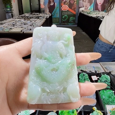翡翠未镶嵌颈饰一个