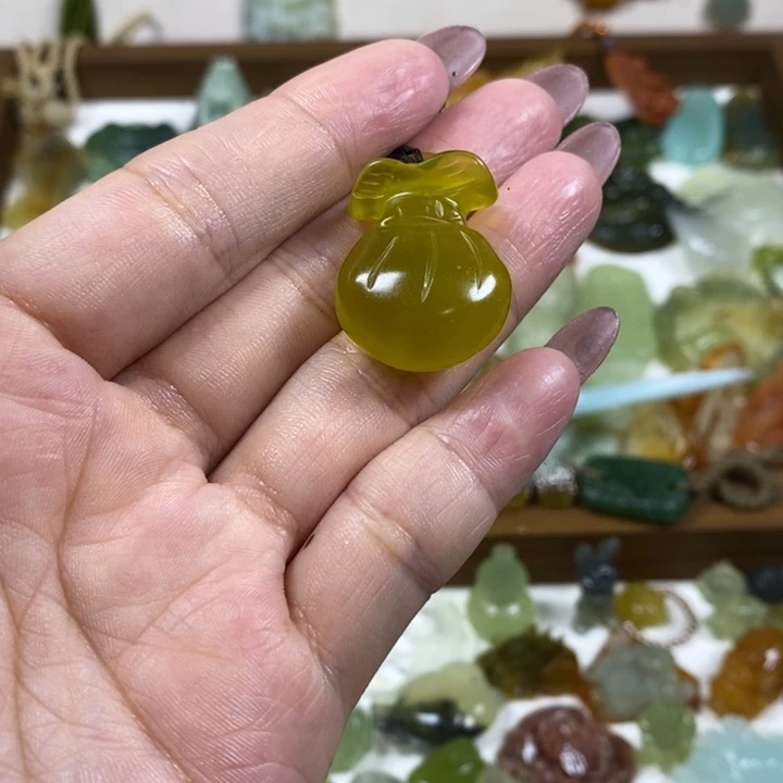 未镶嵌蛇纹石玉吊坠