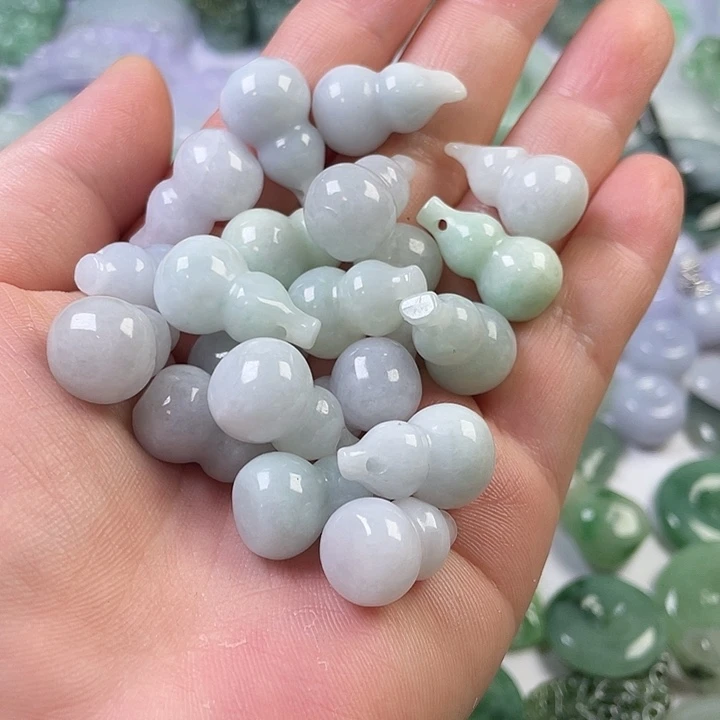 翡翠未镶嵌颈饰葫芦