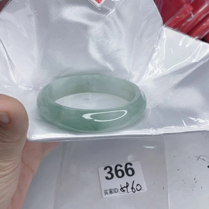 翡翠未镶嵌手镯一图一物实物为准（微瑕处理）
