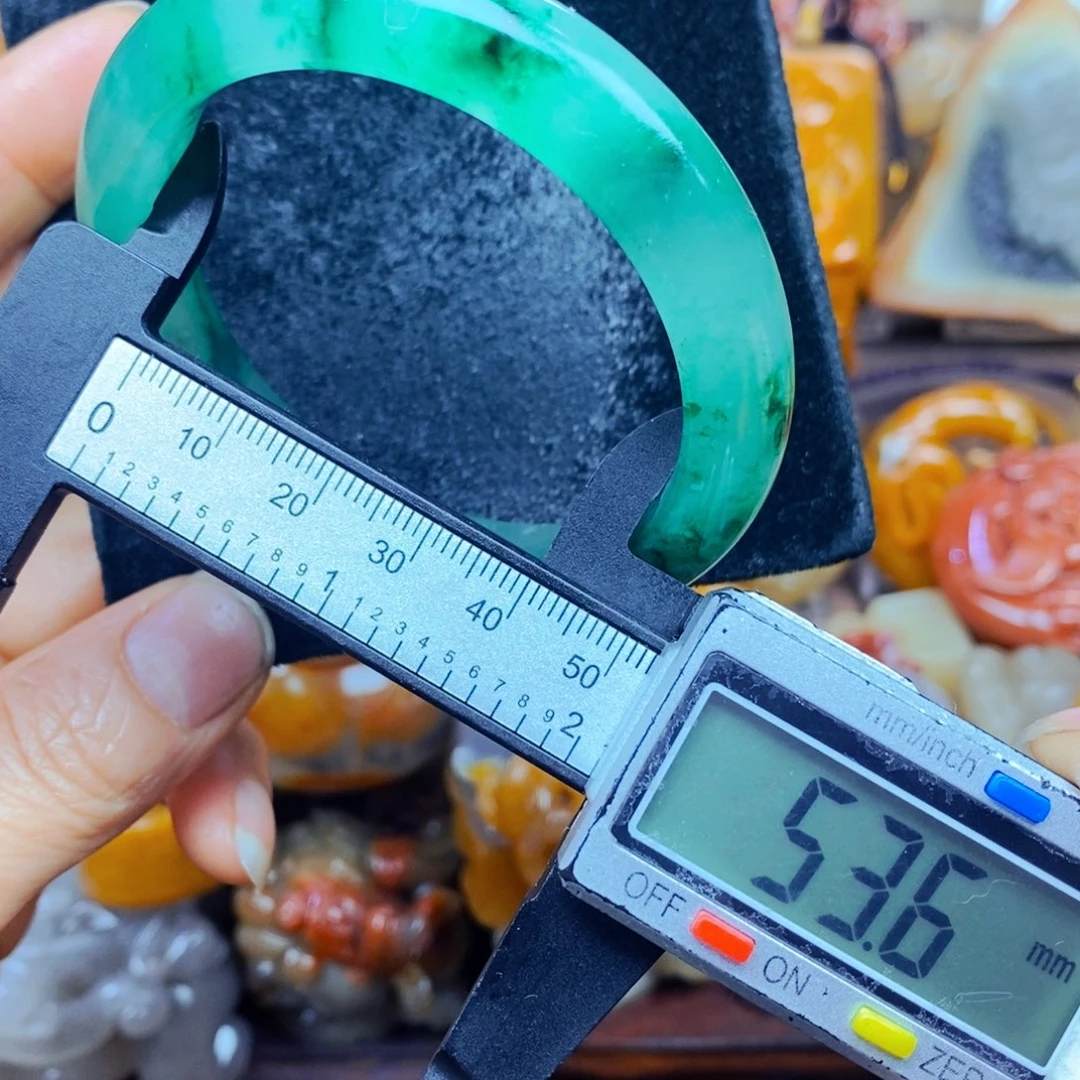 未镶嵌石英质玉（黄龙玉）颈饰