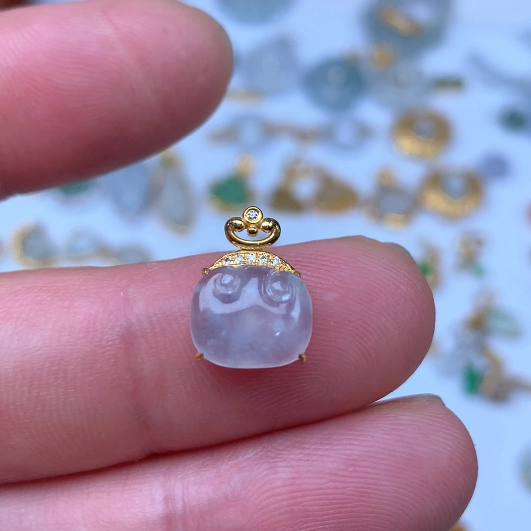 翡翠18K金镶嵌颈饰如意