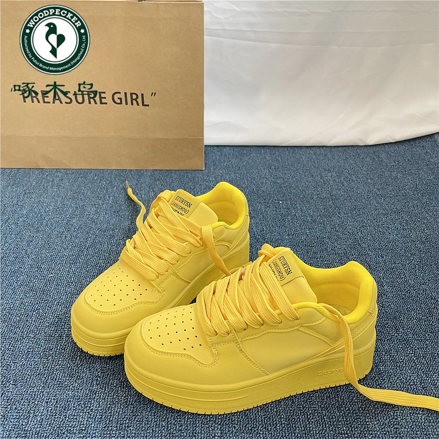 啄木鸟厚底增高黄色板鞋女ins潮2025春季新款多巴胺休闲面包鞋子