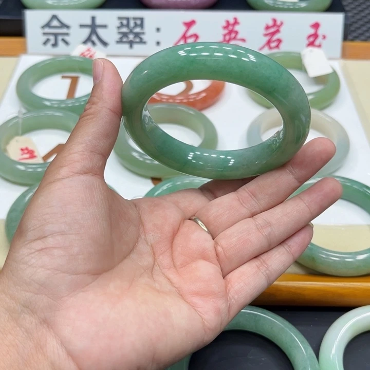 石英质玉手镯未镶嵌一***@