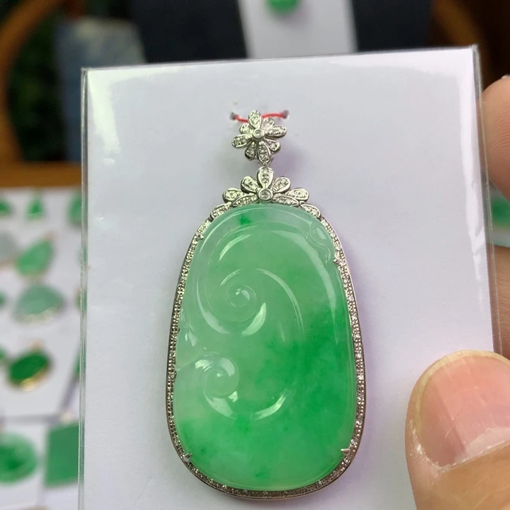 翡翠18K金镶嵌颈饰