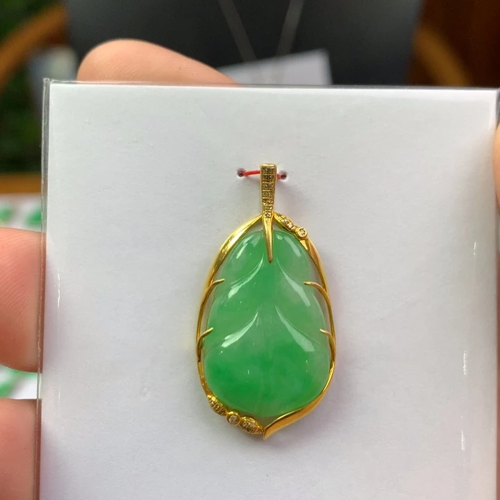 翡翠18K金镶嵌颈饰翡翠吊坠