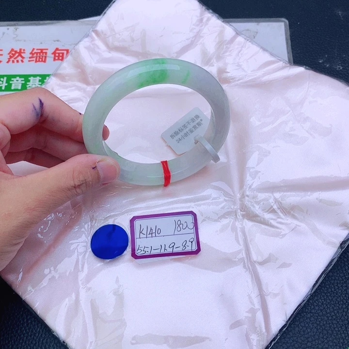 翡翠手镯未镶嵌翡翠