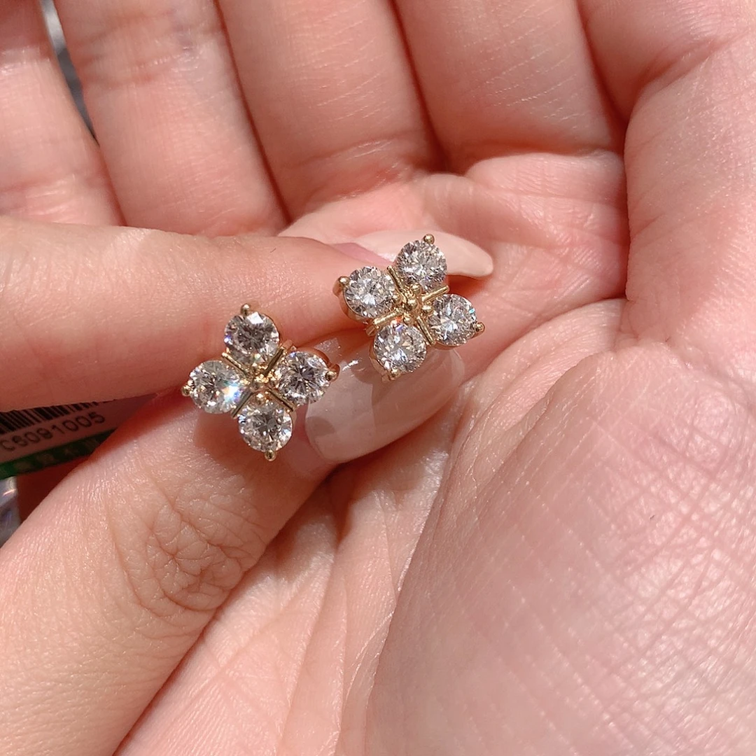三***好18K金镶嵌颈饰合成钻石