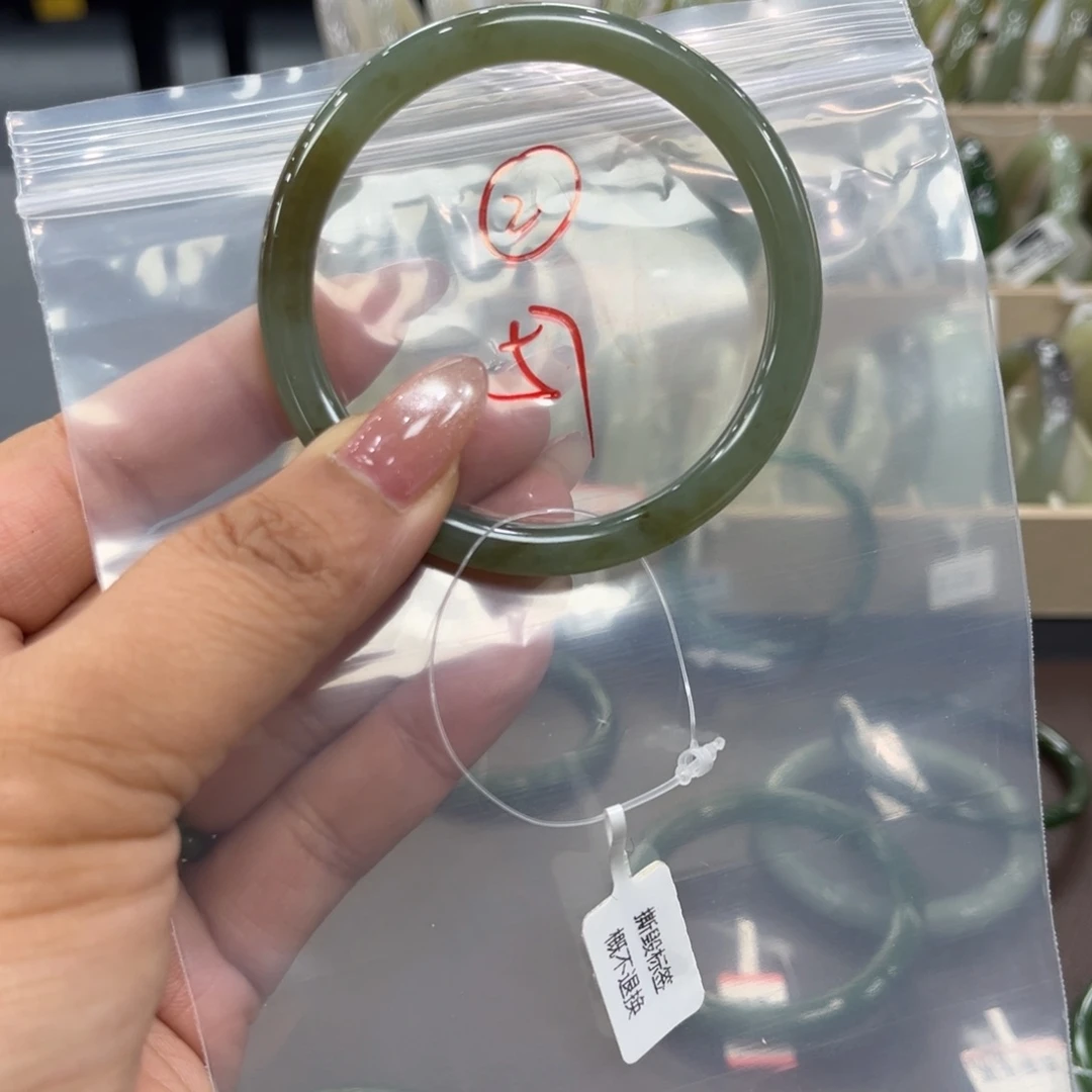 雨***虹和田玉未镶嵌手镯