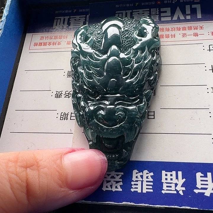 翡翠未镶嵌颈饰龙头