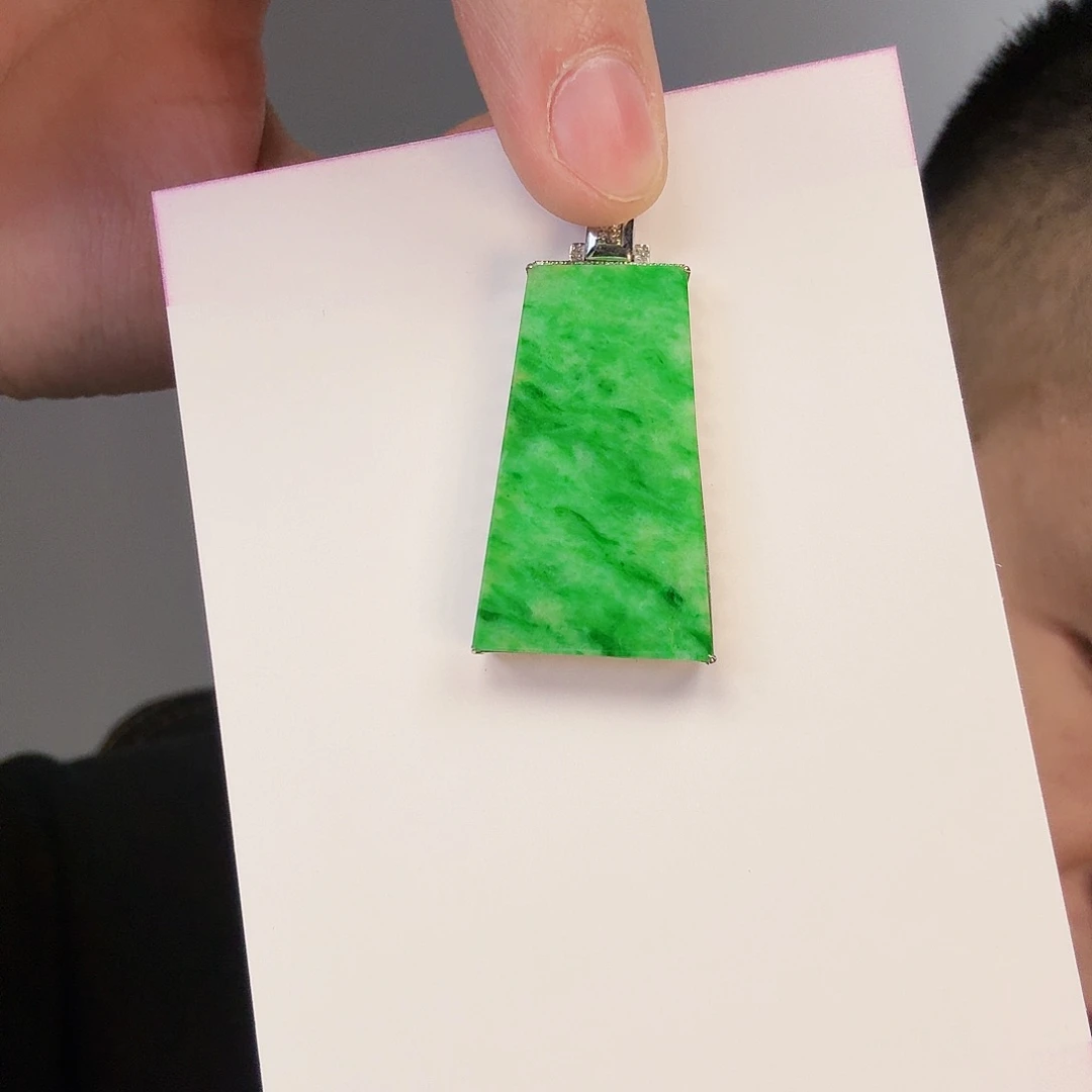 翡翠颈饰18K金镶嵌虬**客一件