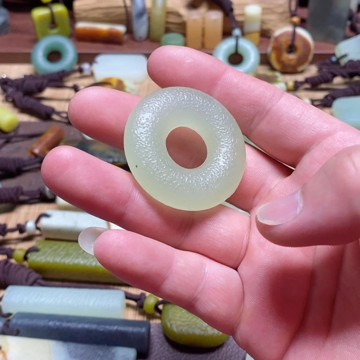 蛇纹石玉挂件未镶嵌万*人