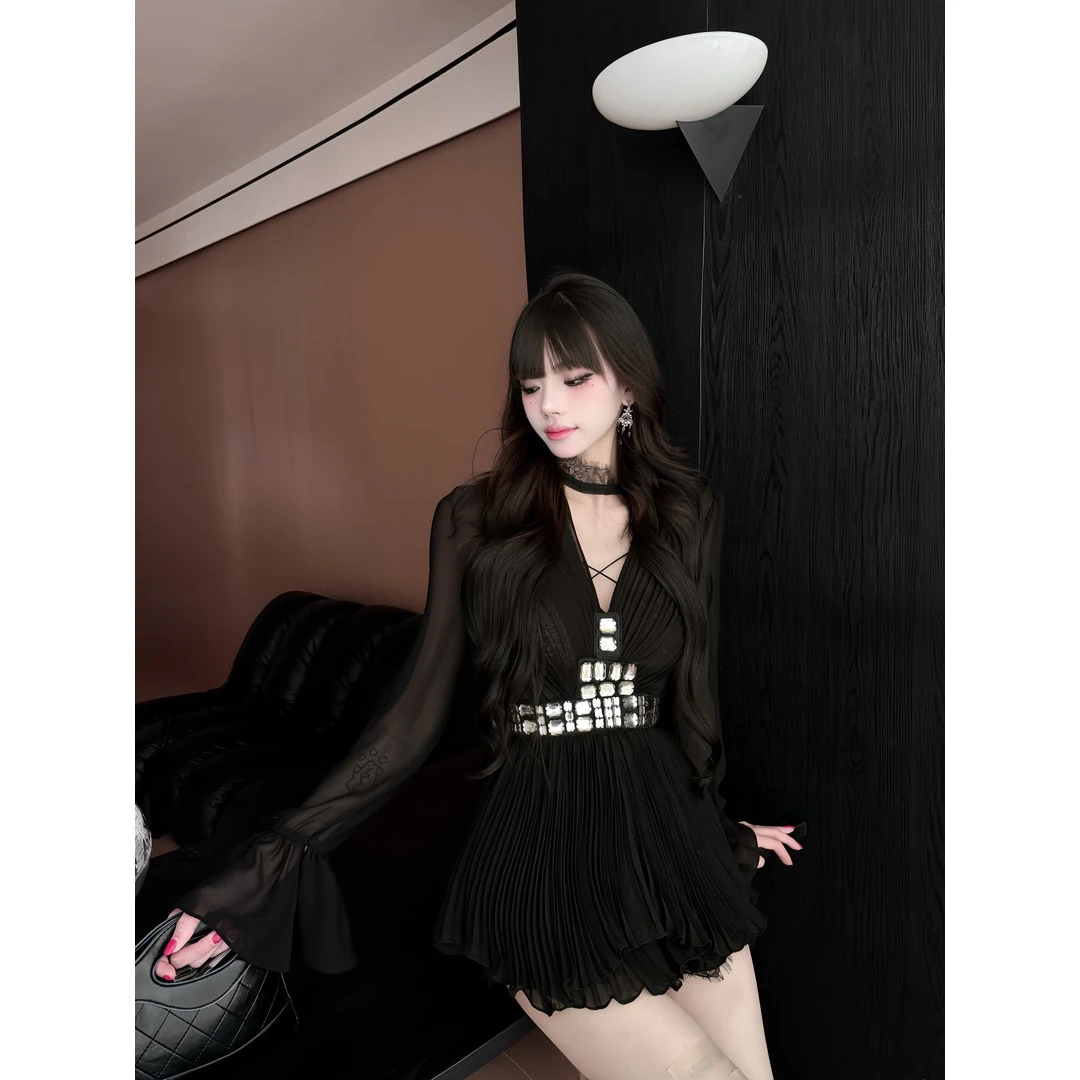 两件套新品●YeYe●光晕环绕简约通勤性感百搭收腰流苏百褶时尚套装