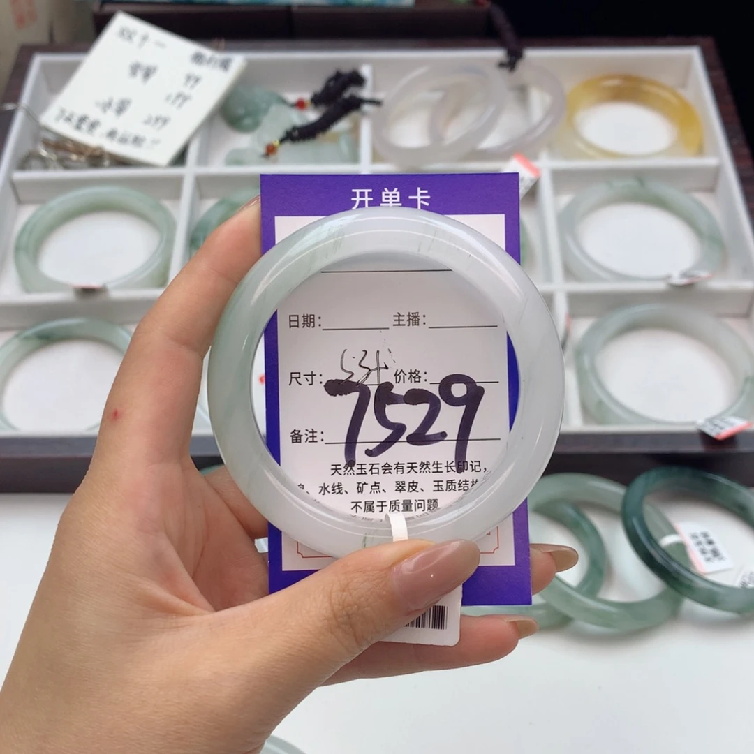 好***的石英质玉未镶嵌手镯