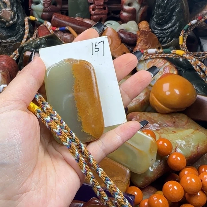 未镶嵌透闪石质玉珠宝奇石