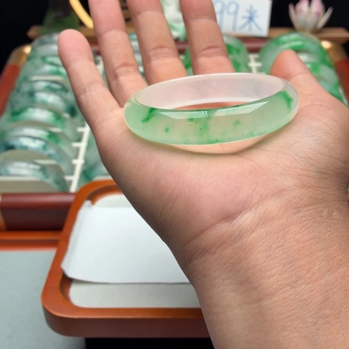 沧***梦石英质玉未镶嵌手镯