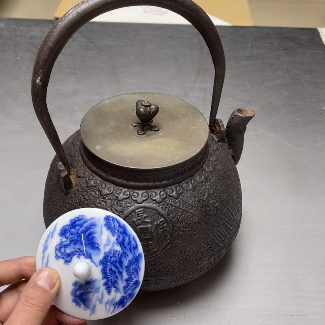 瓷片密密麻麻地排列着一个大