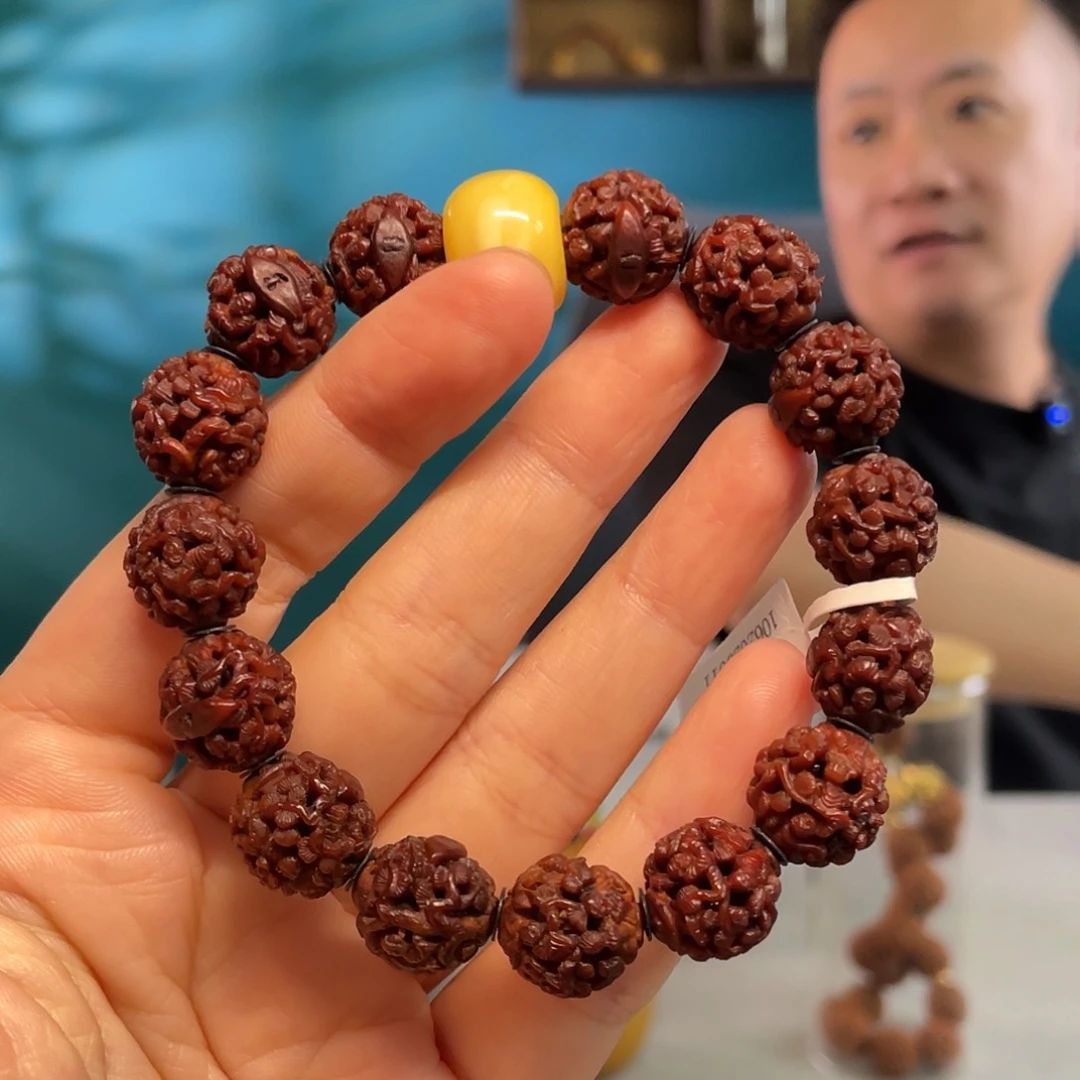 凤眼镂空风景人物核雕作品