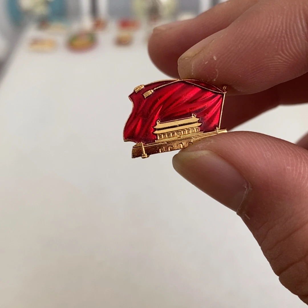 铝红色纪念章右旗。