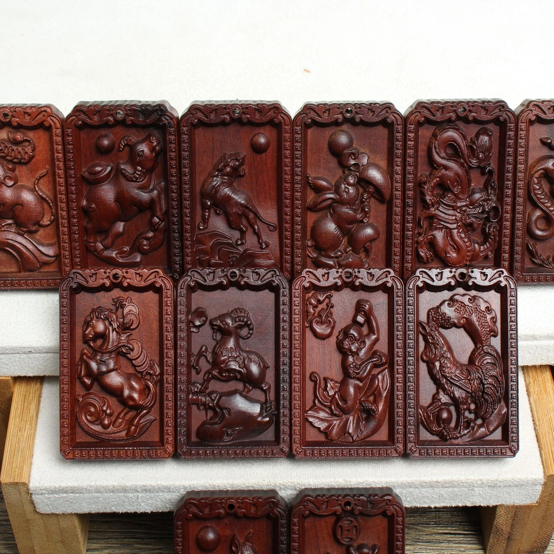 老料深色雷击枣木十二生肖挂件吊坠道家法器手工精雕现代简约风格