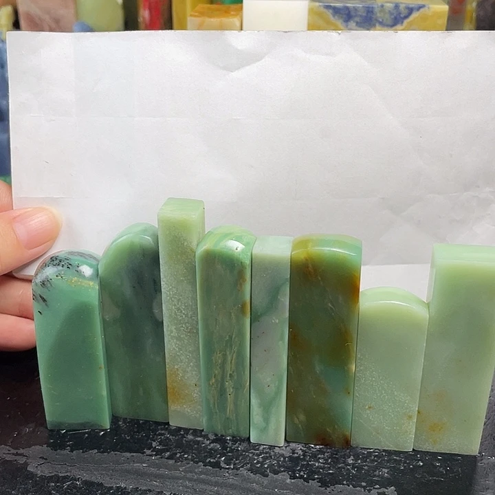 云南石章身带石纹，缅绿