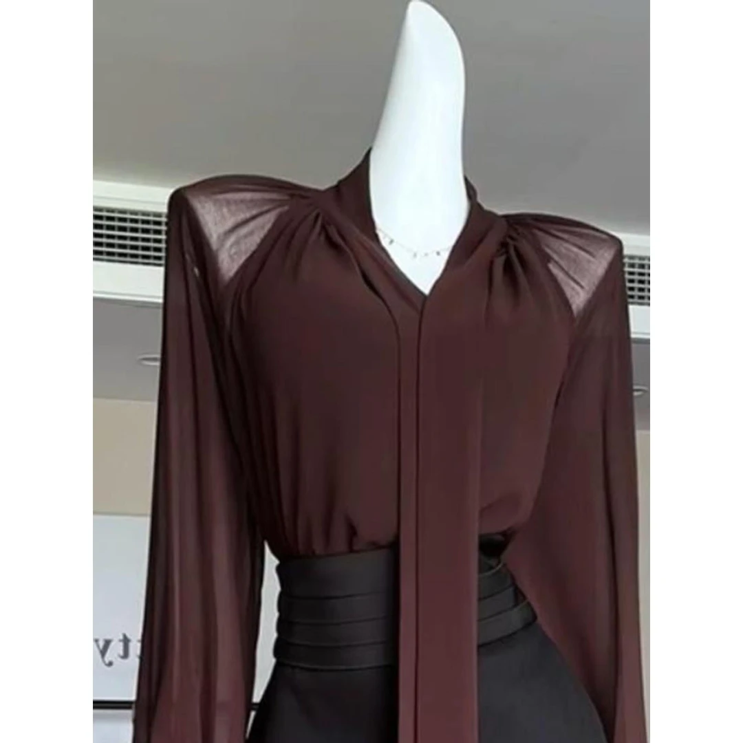 2025搭配一整套冷淡系高级感穿搭酒红色系带衬衫黑色半裙两件套装