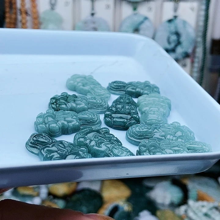 颈饰足铂镶嵌翡翠翡翠