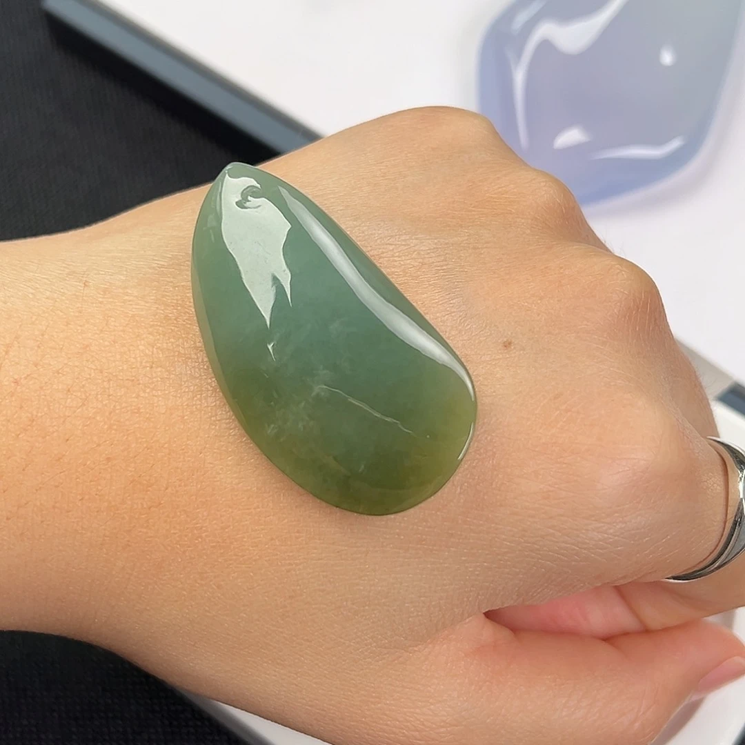 翡翠未镶嵌颈饰逍遥游。