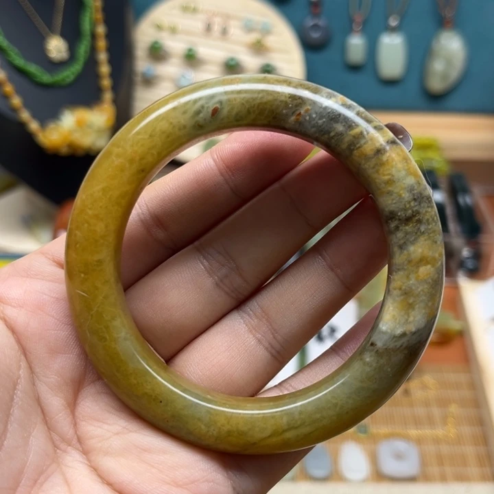 蛇纹石玉未镶嵌手镯