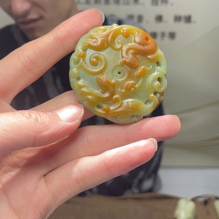 和田玉未镶嵌把件