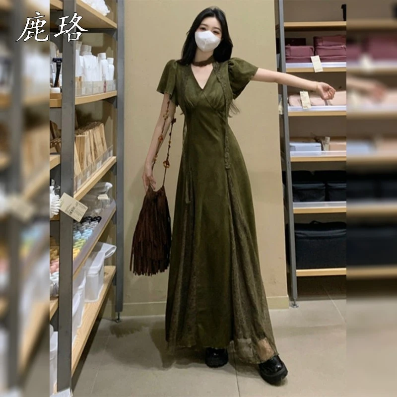 大码高级感墨绿色V领挂脖连衣裙女夏季胖mm显瘦蕾丝拼接收腰长裙
