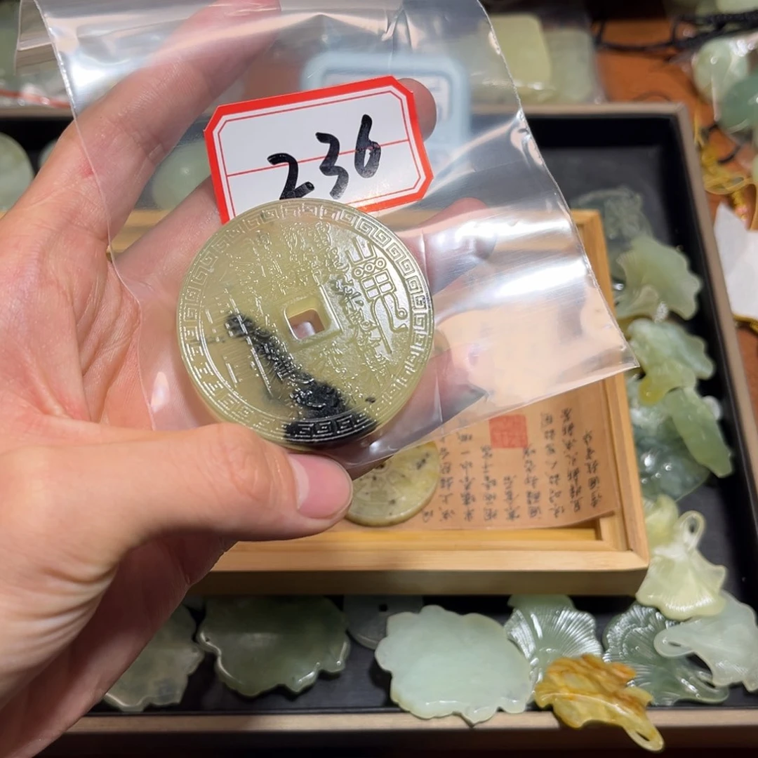 蛇纹石玉颈饰合金小**生