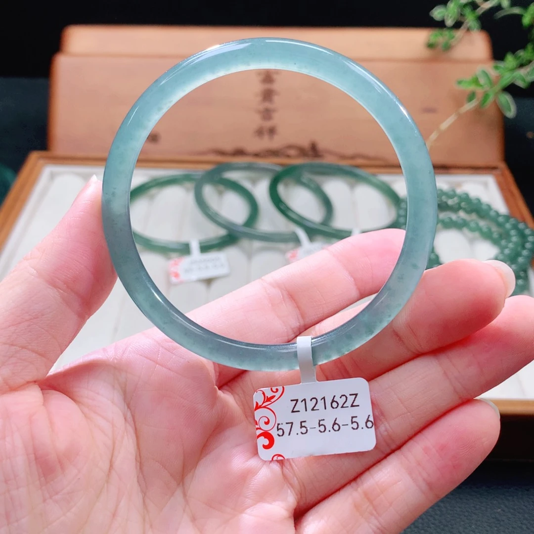 翡翠手镯（圆镯）未镶嵌