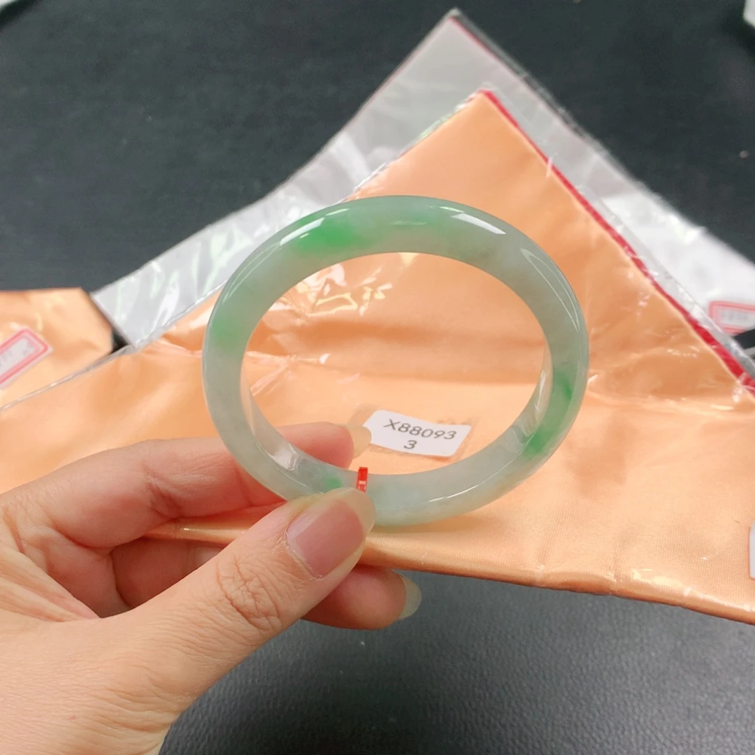 翡翠手镯未镶嵌03。
